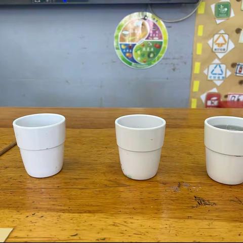 溪翁庄镇中心幼儿园中二班——自制水乐器