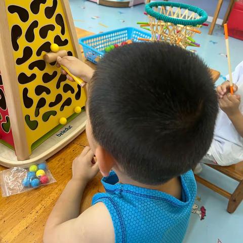 溪翁庄镇中心幼儿园中二班——小玩具、大智慧