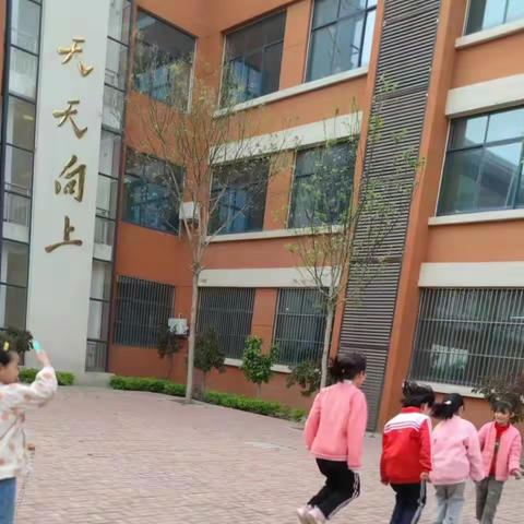 “”爱在春天，乐在自然”—赵辛庄小学快乐周三活动