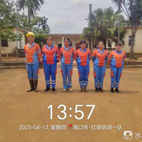 2023年4月13日，东山片区保洁员在1队人居环境卫生整治作业