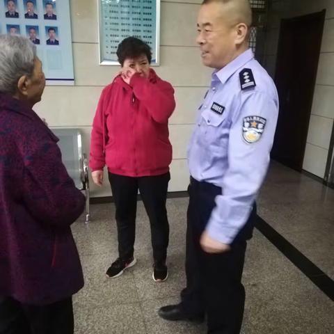 八旬老人迷路，民警暖心救助