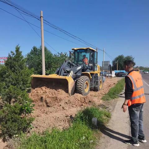 扮“靓”路域环境 公路人在行动