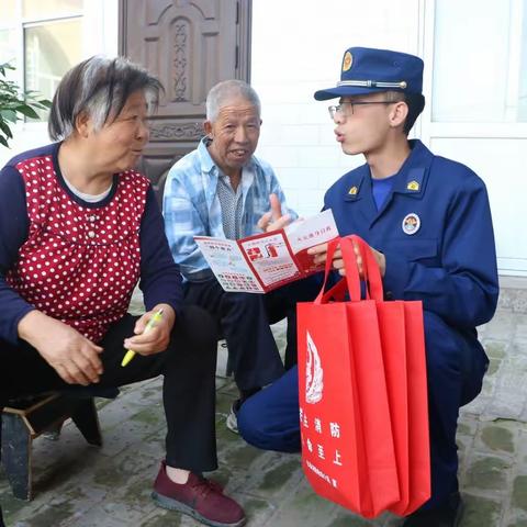 佳县大队联合志愿者开展“三清三关”、“敲门入户”消防安全知识宣传