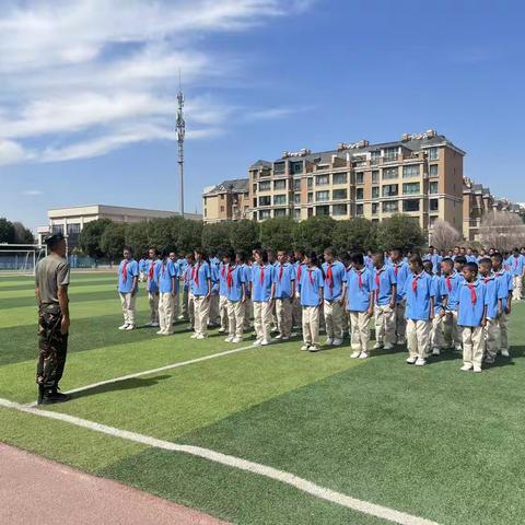 学军人风范   强自身素质