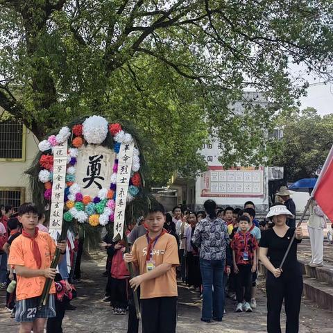 “慎终追远•缅怀先烈”融安县板榄镇中心小学开展祭扫烈士墓活动