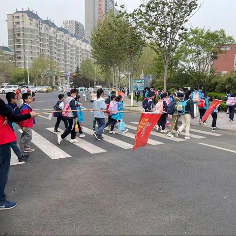 一校四方，用心护学，为爱站岗——北海学校一年级十二班爱心护学