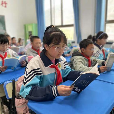 【“三抓三促进行时”】遨游书海 传承经典﻿——峡口小学六年级读书分享会