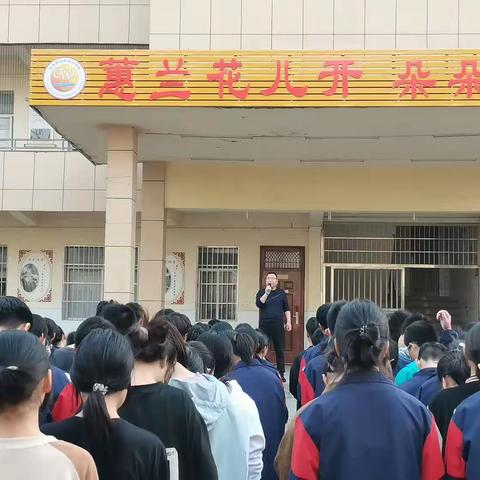随县万和镇中心学校举行学生上下学交通安全模拟演练
