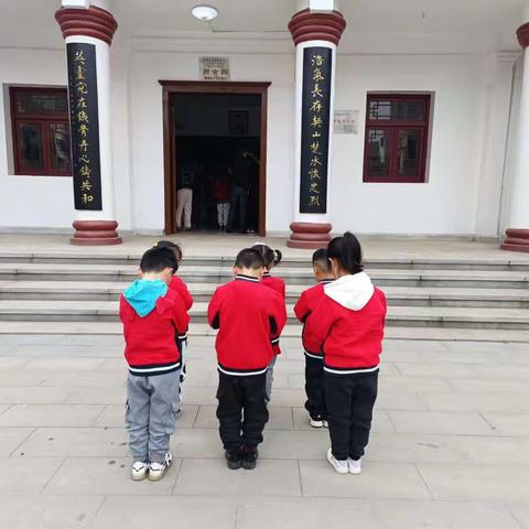 临江中心幼儿园：参观烈士陵园