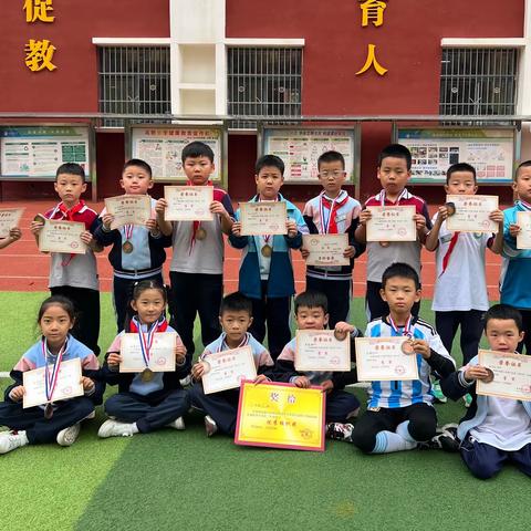 快乐挥洒绿荫场，少年逐梦足球赛——【高新小学第十四届校园班级足球联赛】二年级三班足球赛纪实