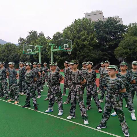 军姿飒爽，青春昂扬——710第一天军训小记