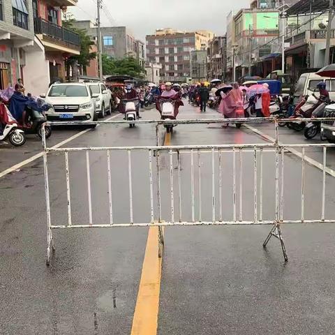 风雨无阻☂️用心护学❤️为爱站岗💪