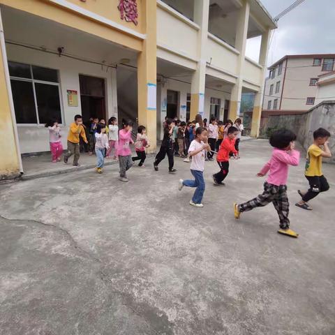 火灾猛于虎 防患于未“燃”——隆盛镇安平小学清廉学校建设之消防安全演练活动