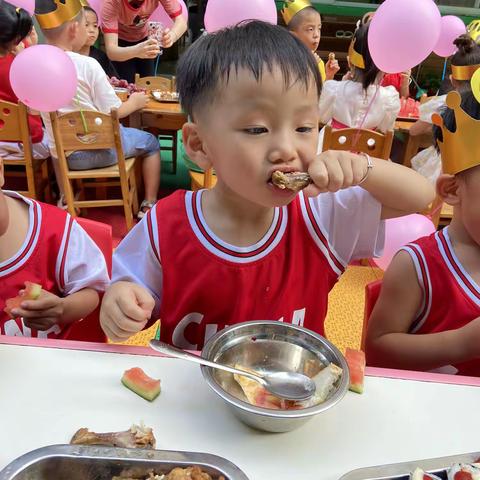 海口市美兰区佳育幼儿园苗2班美食分享合影