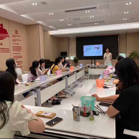 金山街道幸福社区开展“巧手竹编传承非遗 慧心画扇清凉一夏”手工DIY活动