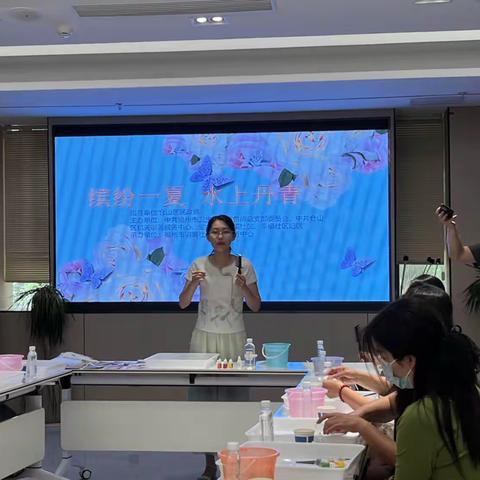 金山街道幸福社区开展“缤纷夏日 水上丹青”水拓丝巾DIY活动