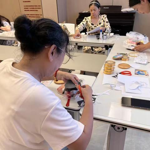 金山街道幸福社区开展“寻珐琅之美 风采绽芳华”