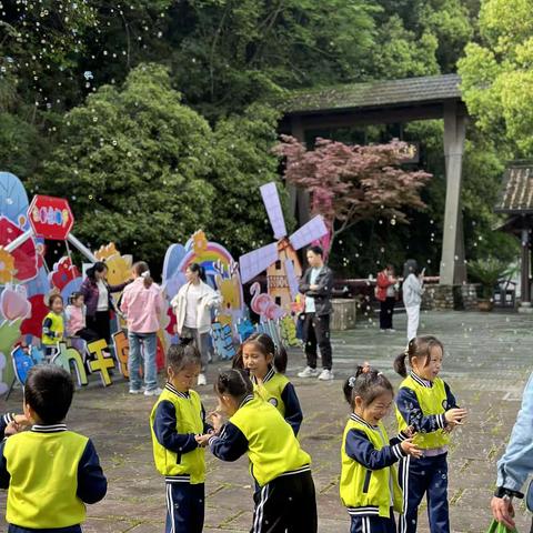 指尖微世界，邂逅趣时光——玉兰幼儿园中一班春游记