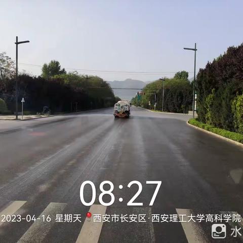 【长安城管】郭杜环卫站自管区域周日治污减霾道路冲洗湿扫作业