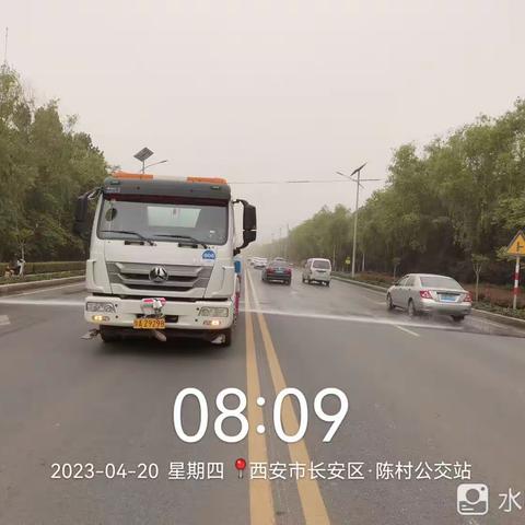 【长安城管】郭杜环卫站自管区域应对大气污染加强道路冲洒水、湿扫作业