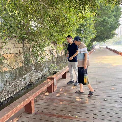 九彩社区开展河长日巡河活动