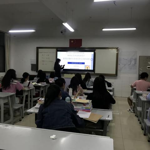 幼教180班班会主题及内容:“预防早恋从我做起，普法强基人人参与”。