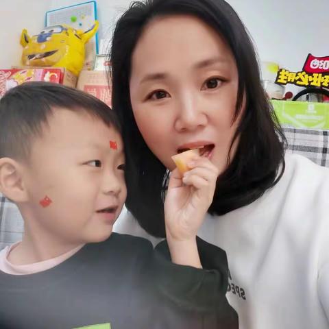 💕👩‍👧母亲是个充满爱的角色，每个妈妈都愿意倾其所有，只为孩子能快乐无忧！妈妈怀里的宝贝。