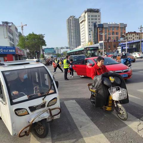 把爱传递，用心护岗————临沂第四实验小学护学岗一直在行动！