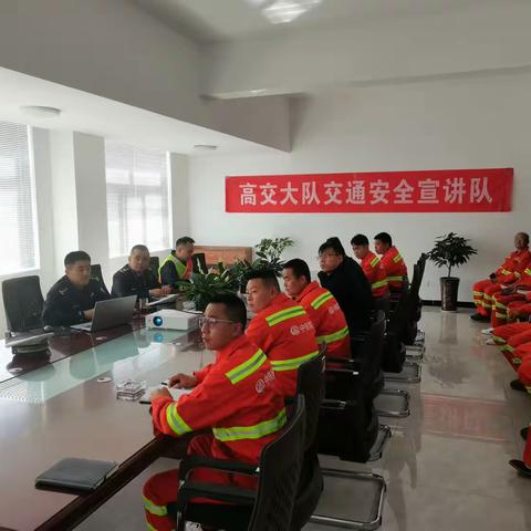 【我为群众办实事】宝鸡高速交警为养护工人送安全