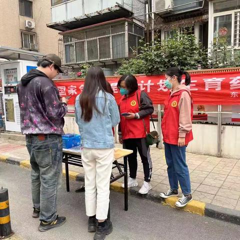 东里街道铁苑社区开展国家免费避孕药具宣传活动