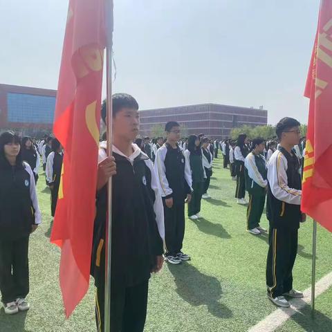 关爱学生幸福成长-肥乡区职教中心--信息工程系升国旗助于学生健康成长