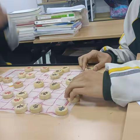 关爱学生幸福成长-肥乡区职教中心--信息工程系下象棋 助于学生健康成长