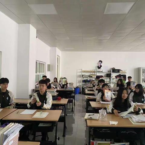 关爱学生幸福成长-肥乡区职教中心--信息工程系读课外书助于学生健康成长