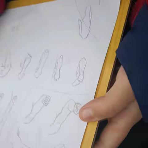 关爱学生幸福成长-肥乡区职教中心--信息工程系画画助于学生健康成长