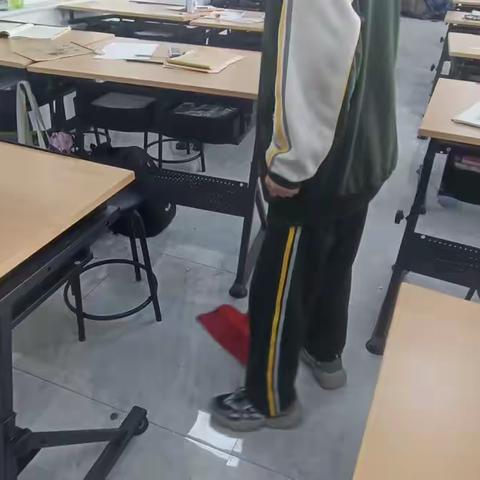 关爱学生幸福成长-肥乡区职教中心--信息工程系打扫教室卫生助于学生健康成长