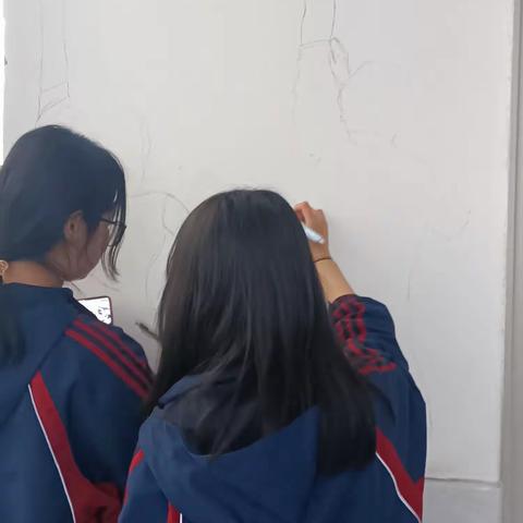 关爱学生幸福成长-肥乡区职教中心--信息工程系画墙绘助于学生健康成长