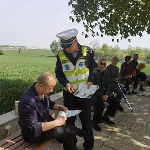 “美丽乡村行”金台交警走进陵塬村开展交通安全宣传
