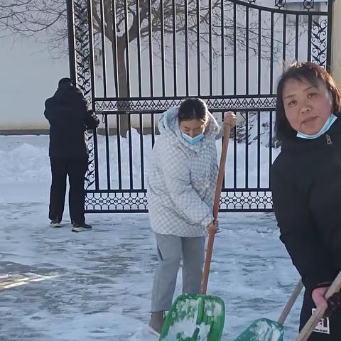 瑞雪撒满园，扫雪暖心间南石宝幼儿园冬日扫雪行动