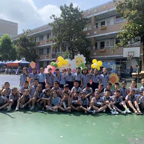 家访传递温情 共育学生成长    中山小学205班家访进行时