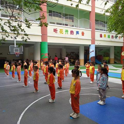 芒市天天乐幼儿园中四班升旗仪式（第二期）