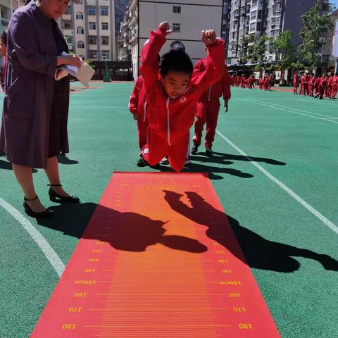 在阳光明媚，春暖花开的日子里，举行了春季运动会——一五班运动员的风采展示！