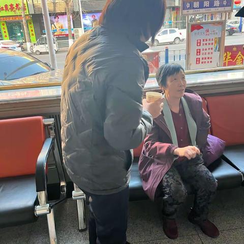 朝阳银行凌源支行：暖心服务助“迷路”老人回家
