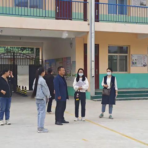 关爱学生 幸福成长  章里集镇中心校迎接信息技术应用能力提升工程2.0检查工作。