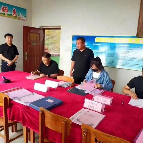 章里集镇中心校迎接“四查四评”检查工作