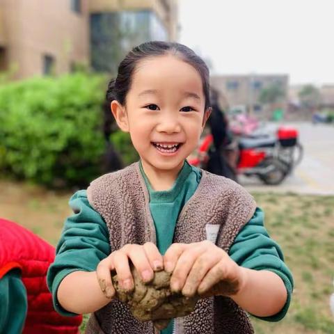 “春天的秘密”——育鸿恩鼎优幼幼儿园行走中的大自然美育课堂🍀