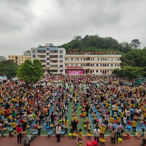 一次震撼心灵的“感恩教育”盛宴——“不要让爱你的人失望 ”大型校园感恩演讲走进浦北县北通镇中心小学