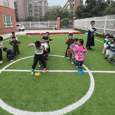 华美风景园小班足球⚽️启蒙课