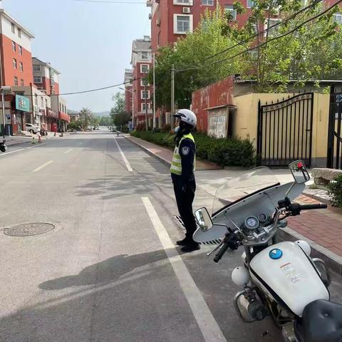 【凝心聚力再出发 交警创城在行动】让道路更通畅 让出行更文明（八）