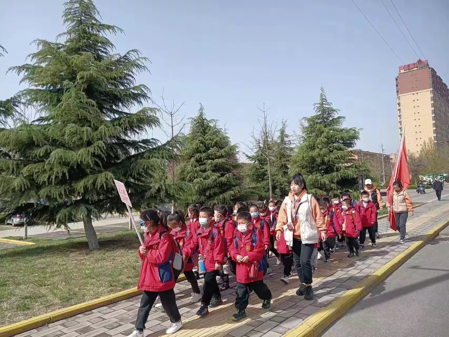 简篇-【社会实践活动】合阳县小灵童幼儿园大六班“走在阳光下,玩转大自然”——创意石头画主题活动