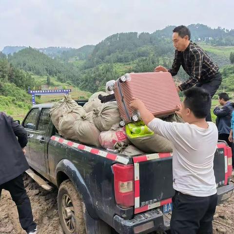 开展党员干部齐上阵～暖心助力帮农户搬家